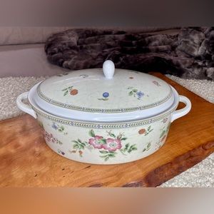 Wedgwood Covered Serving Dish/Covered Casserole. 11” long.‎ 1997 Fleur pattern.